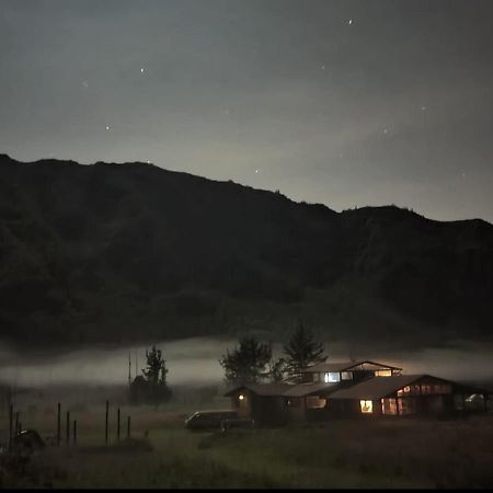 키토 El Castillo Del Lobo Pululahua B&B 외부 사진