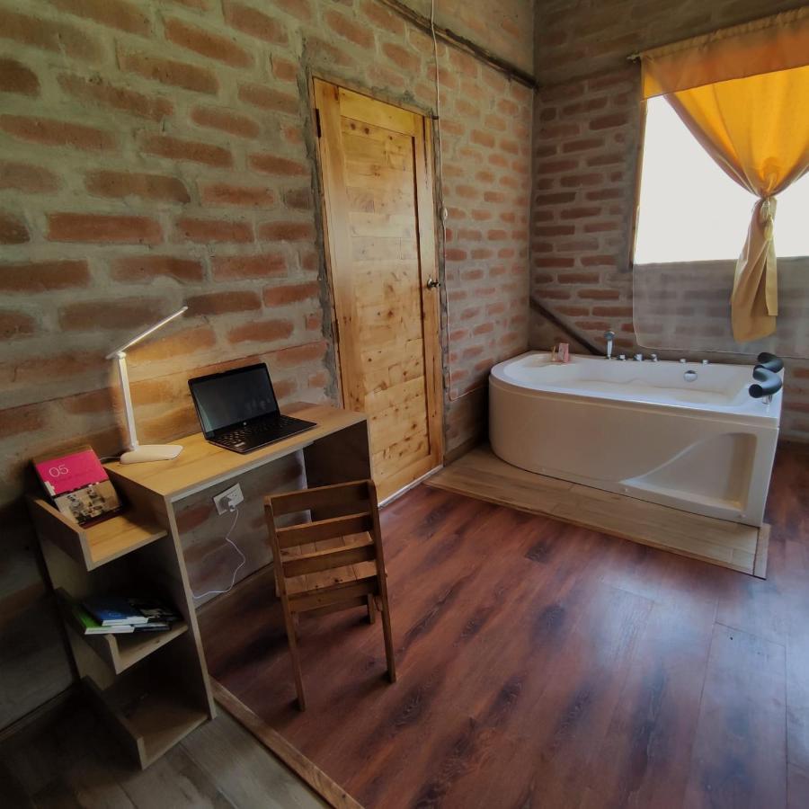 키토 El Castillo Del Lobo Pululahua B&B 외부 사진
