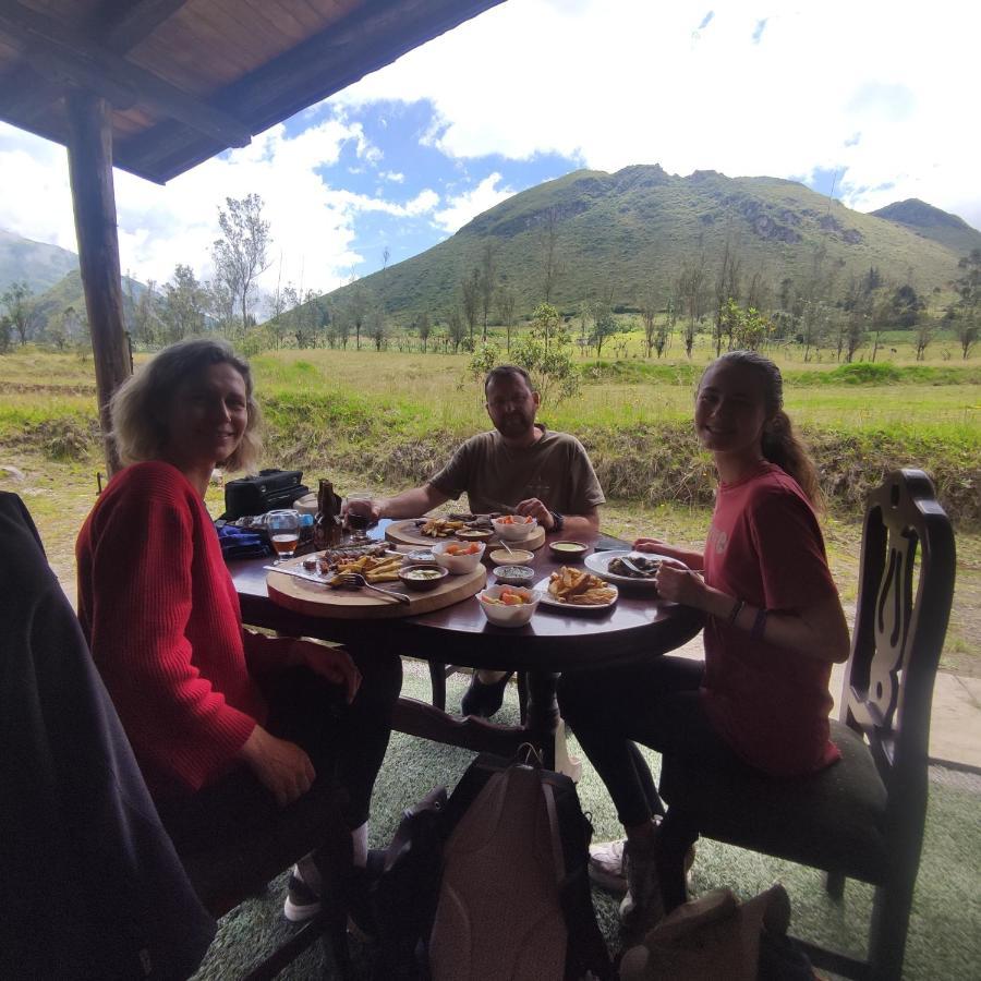 키토 El Castillo Del Lobo Pululahua B&B 외부 사진