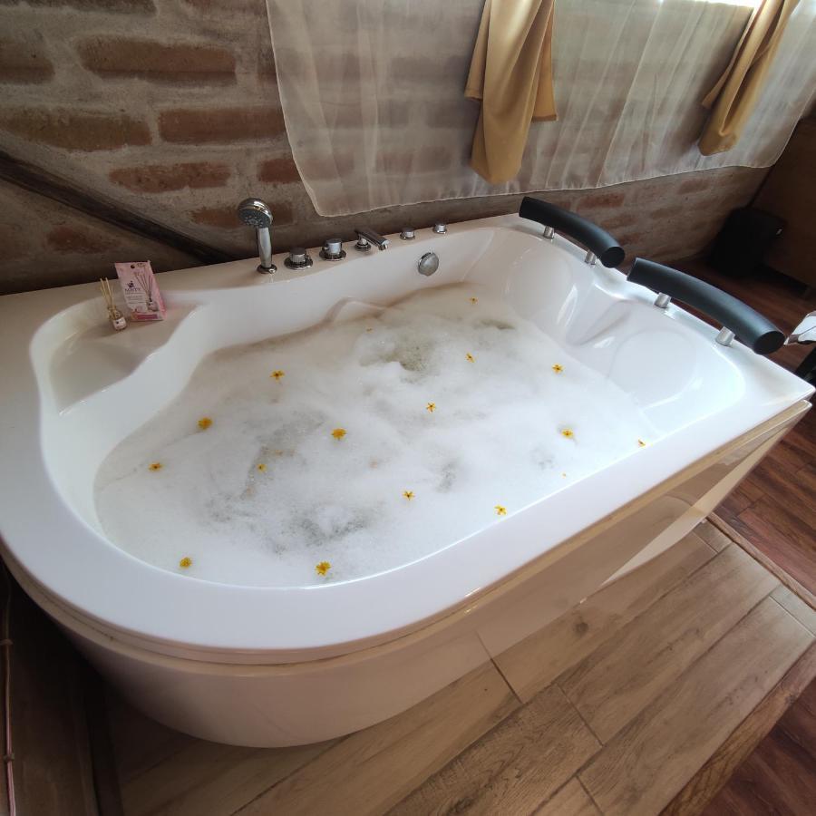 키토 El Castillo Del Lobo Pululahua B&B 외부 사진